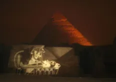 Tijdens de show werd er een verhaal verteld, werden de piramides en de sfinx prachtig verlicht en werden er met behulp van vele lasers allerlei afbeeldingen op de piramides geprojecteerd.