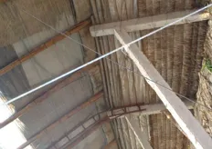 De verbinding tussen het plastic dak en de achterwand