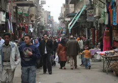 Een straat in Khan El Khalily. Dat is een meer dan duizend jaar oude wijk in Cairo waar je het echte leven kunt proeven. De wijk wordt gebruikt als bazaar en in iedere straat staan dan ook bij ieder pand spullen uitgestald.