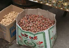 Opvallend waren ook de vele noten die daar werden verkocht.