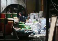 De verkoop van allerlei kruiden in Khan El Khalily.