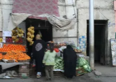 Een groente- en fruitstalletje in de wijk El Giza.