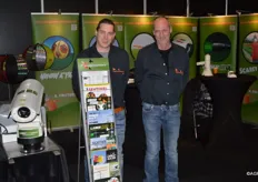 Marcel Oomen en Andre Frijters van Handelsonderneming Frijters, met links op de foto het nieuwe laserapparaat voor het verjagen van kraaien