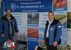 R. van Wesemael en Agroburen deelden samen een stand. Op de foto Jacco Roosendaal van Agroburen en rechts Jan van Dillen van R. van Wesemael