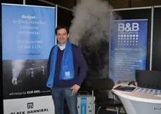 Joost Bakker van B&B Humidification met achter zich de ultrasone luchtbevochtiger