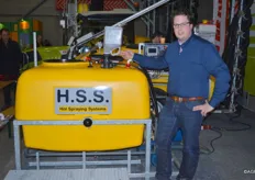 Hendrik Hol van H. Hol en Zn bij de HSS CM1000 Chemicaliën Mixer, bedoeld voor het eenvoudig aanmaken van tankmixen en eenvoudig vullen van een boomgaardspuit