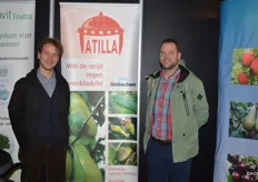 Lieven Denruyter en Wim Webers van Globachem bij de Atilla, insectencider voor bestrijding van perenbladvlo