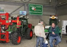 Handige tractor van C. Zwanenburg met machine om zowel het boomgat als paalgat in 1x te boren!