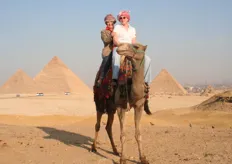 We hebben ook een bezoek gebracht aan de piramides en daar heb ik mee weer eens iets laten aansmeren: een ritje op een kameel. Een hele aparte ervaring!
