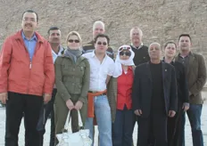 Een aantal leden van de Nederlandse en Libanese delegatie bij de piramides van Gizeh.