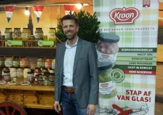 Reinald Heijselaar van Van der Kroon Food Products met een indrukwekkend assortiment tafelzuren