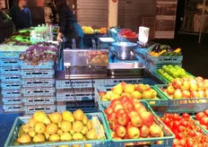 De baktafel van Verskoop.nl omringd door heerlijke verse groenten en fruit