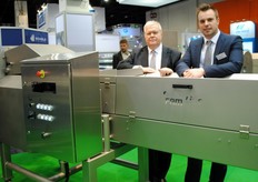 Marc de Peuter en Niels van Laer van FAM bij de FAM Lifis. De FAM Lifis is een hygiënische, flexibele V- bandsnijmachine voor het snijden van verse bladgroenten, alle slasoorten, bolvormige groenten en van langwerpige groenten zoals rabarber, prei of selder en fruit.