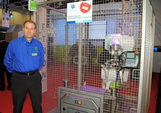 Alfons Sanchez van FTNON. Vanwege de overname van Laquey kunnen zij de lijnen verder automatiseren. Een voorbeeld is deze automatische robot die hele producten (bv. kool, paprika, sla) kan verplaatsen/positioneren.