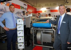 Raymon Liesveld en Jos Eikenaar van JFPT op de stand van Kronen met de Flowdry 1500.