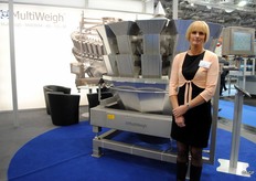 Carla Onckles-Koppen van Multiweigh met een weger uit de HR serie. Deze is voornamelijk geschikt voor bladsla, spinazie en groenten. Er is tot 20% meer vermogen vanwege de nieuwe Multiweigh triltechniek toe toegepast word.