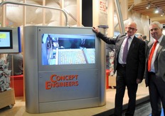 Rob Bornstein en Frank Tukker van Concept Engineers. Met deze demonstratie unit kunnen ze met video's laten zien hoe de machines en systemen werken.