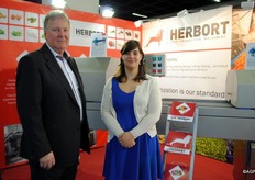 Ad Kievit en Debbie Boen van Spiessens Machinebouw bij het moederbedrijf Herbort op de stand. Er was veel interesse is deze snijmachine voor het in 4 delen van producten, bijvoorbeeld voor aardappelwedges.