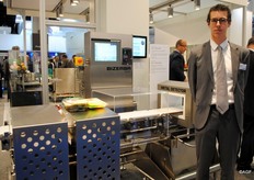 Tim Mahieu van Bizerba, met de CWF Bizerba check- en controleweger. Er is constante ontwikkeling gaande, waaronder bijvoorbeeld in de software. Met de laatst ontwikkelde software, Brain2 Capture, worden alle activiteiten van een organisatie weergegeven. Hierdoor kan de efficiency worden gemeten, maar ook defecten zijn gemakkelijk te vinden.