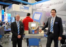 James Chrismas and Christoph Hänle van Loma Systems. Zij presenteerde onder andere dit instapmodel X-ray systeem. Vreemde voorwerpen kunnen hiermee herkent worden, zoals glas of metaal. Ook checkt dit systeem op compleetheid (integrity test).