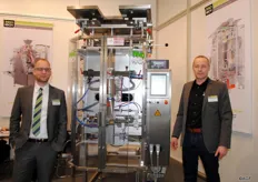 Sebastian Klein en Jan Strijbos van Inno-Tech (Prins verpakkingstechnike). Deze blokbodemmachine gaat met 100 slagen per minuut.