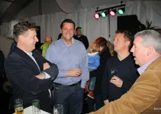 Frank en Gerbert van Egmond van Levarht (midden) in gesprek met Bart en Dirk van Jan Oskam