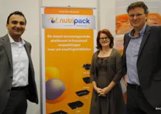 Kosta Stathakis, Christa Arts en Richard van der Meer van Nutripack. Kosta Stathakis mag zich de nieuwe directeur noemen van deze leveranciers van kunststof foodverpakkingen.
