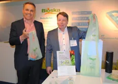 Günther Beekman (IPP International Paper & Plastic) en Jukka Suvisalmi (Plastiroll). Er was veel interesse in Bioska Bio-Folie van maar 12 micron dik. Dit kan gezien worden als de vervanging van de gratis plastic zakjes. Deze Bio-folie is afbreekbaar en kan gewoon in de groene bak.
