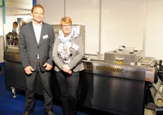Evert Wichers en Elise van de Geer van Multivac, met de R085 is de meest compacte dieptrekmachine uit het aanbod van Multivac en is speciaal ontwikkeld voor producenten die kleine tot middelgrote productieruns draaien.