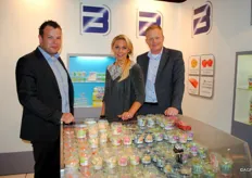 Michel Pothoven, Cynthia Doleman en Arnold de Weerd van Bordex. Zij deelden ter promotie de potjes Snack Today uit.