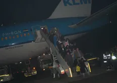 De andere passagiers verlaten de Boeing 777 van KLM.