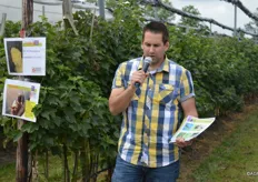 Bart Joosten van Biobest Nederland vertelde ook over de biologische bestrijdingsmiddelen voor de luizen in de bessen. De luizen druk is dit jaar erg hoog