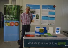 Herman Helsen van WageningenUR doet onderzoek naar de fruitvlieg Suzuki bij oa. kersen