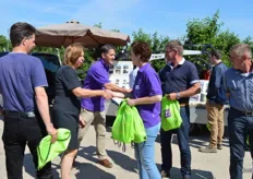 Gerard Kievit en Karolien Raak van DLV Plant delen goodiebags uit aan de bezoekers