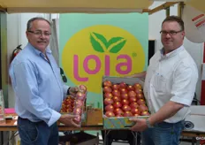 Jan van Ingen en Mathieu Gremmen van Jaboma met de Lola appelen