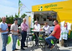 Cees de Jongh en Cor Budding van Agrifirm in gesprek met klanten