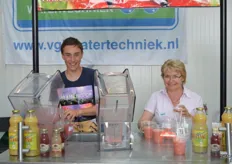 Sven Wenting en Ingrid Heesakkers maakten overheerlijke smoothies in de stand van VGB Watertechniek
