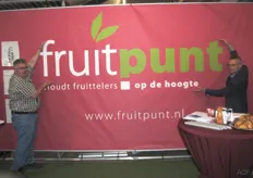 Marcel Tazelaar en John Kusters staan voor Fruitpunt. Een samenwerkend adviesorgaan voor fruittelers van PG Kusters, Van Iperen en De Witte Agro
