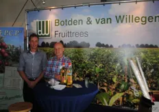 Chris van Duynhoven, en Bas van den Boom van Botden & van Willegen uiteraard met hun traditionele Apfelkorn op tafel