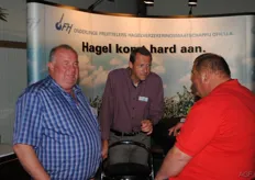 John Hendrikx en Gert-Jan van Dijk van de OFH in gesprek met Kees Zwanenbrug