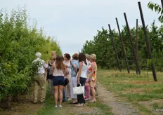 De dames gingen de boomgaard in samen met Flor Vanroy.