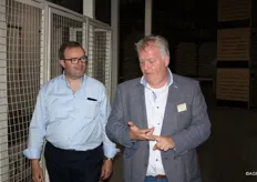 Adrie Kleinjan doet een rondje over het bedrijf met burgemeester Servaas Stoop