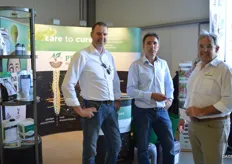 Marcel de Jong en Pius Floris van Plant Health Cure in gesprek met Hans Blaak van VAM WaterTech (midden)