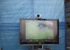 De opnames van de drones worden live weergegeven op het scherm op de grond