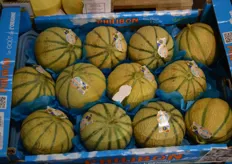 De Charantais-meloenen van Philibon. Het meloenenmerk is door middel van een laser in het product gedrukt.
