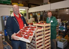 Arno Schmal is de eigenaar van Karl Eschenbaum GmbH en presenteert met trots zijn Poolse aardbeien. Deze aardbeien zijn enorm zoet.
