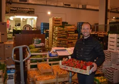 Michael Wallbrunn van Magd. Schmideder met aardbeien van de Belgische Fruitveiling. Hij biedt fruit, sla en andere groenten en levert aan groot- en kleinhandelaren.