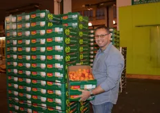 Michael Ecker van Ecker Früchte Handels-GmbH presenteert de verse levering van Franse abrikozen van het merk Fruits & Compagnie.