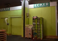 Ecker belevert met name andere groothandelaren en kleinere winkels. Naast abrikozen leveren ze momenteel ook Zuid-Afrikaans en Argentijns citrus.