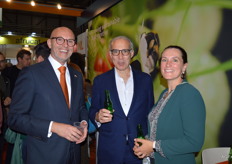 Ambassadeur Roel Nieuwenkamp, Chris van Voorden van NFIA en Marieleen Enthoven van Mama’s Cooking